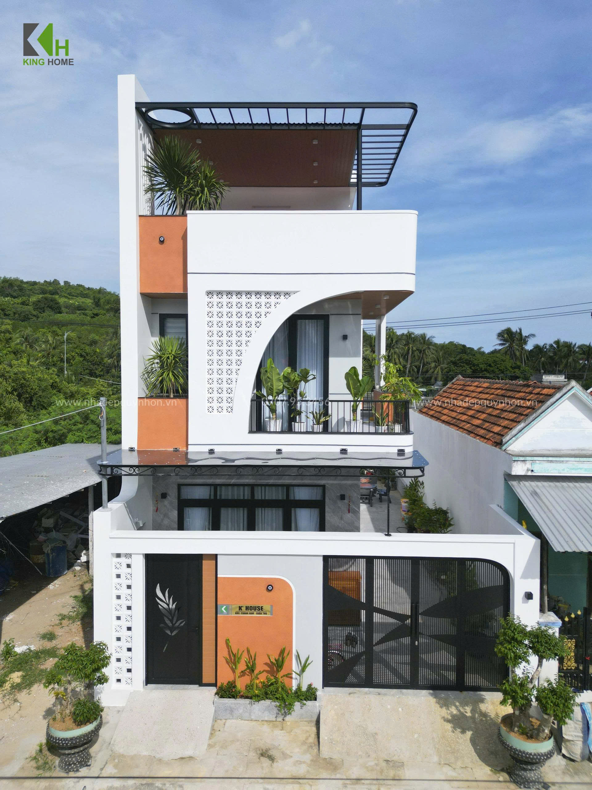 Mặt tiền nhà phố 2 tầng nổi bật với đường thẳng dứt khoát kết hợp các góc bo cong tinh tế