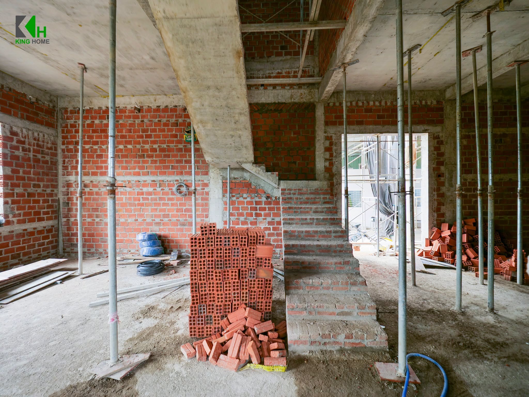 Kiểm soát độ thẳng đứng và độ phẳng của từng bức tường trong suốt quá trình thi công.
