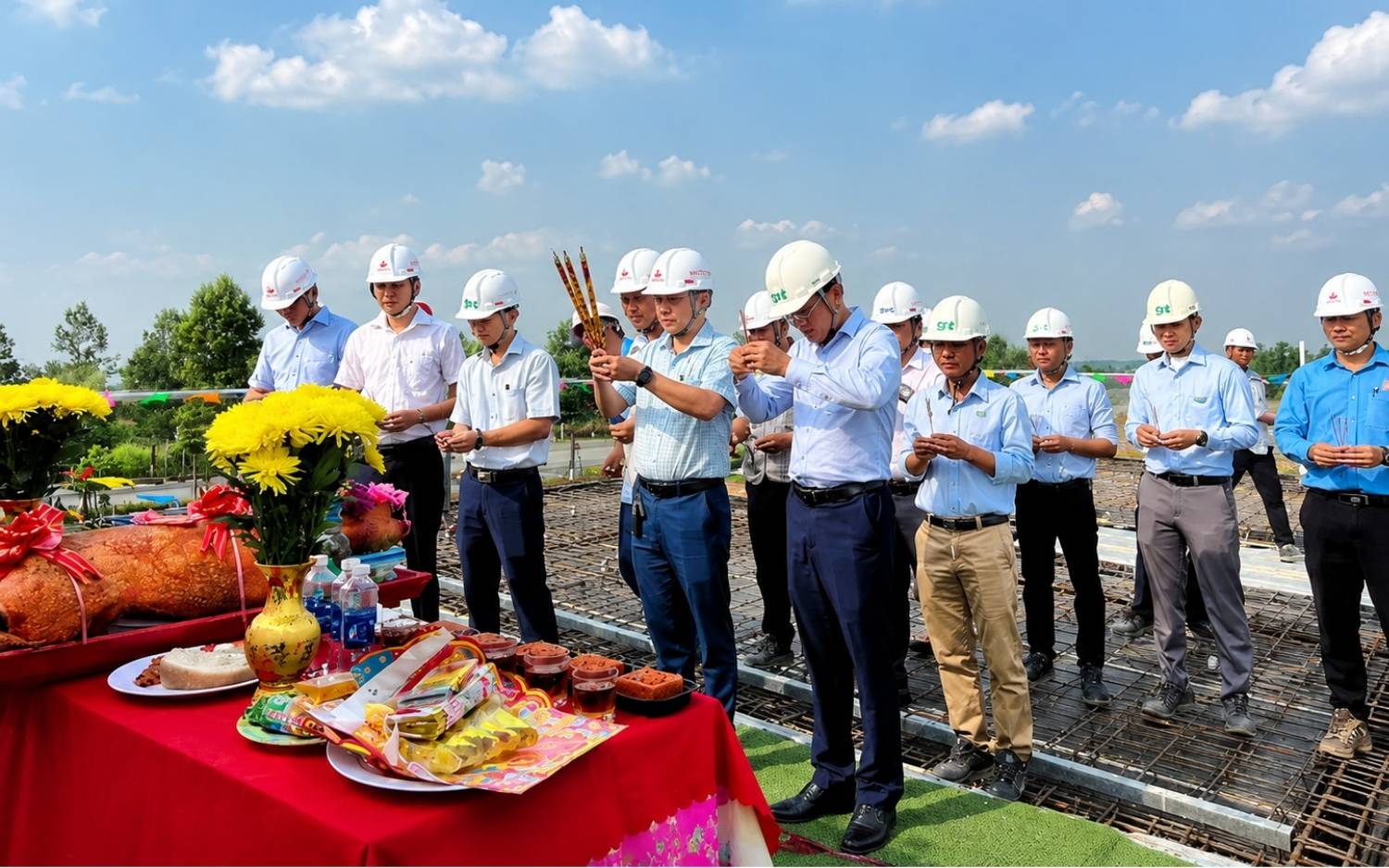 Thực hiện đúng các bước cất nóc nhà và chuẩn bị lễ cúng chu đáo sẽ giúp nghi lễ diễn ra trang nghiêm