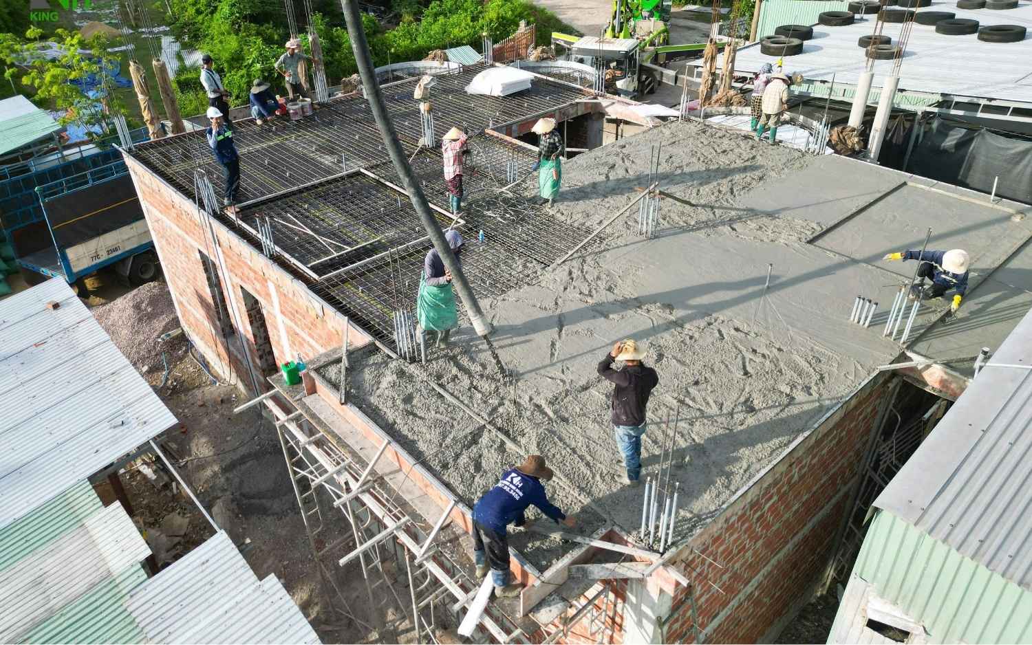Lễ cất nóc được xem là nghi lễ báo cáo với Thổ Công và Trời Đất rằng công trình đã hoàn thành phần kết cấu quan trọng