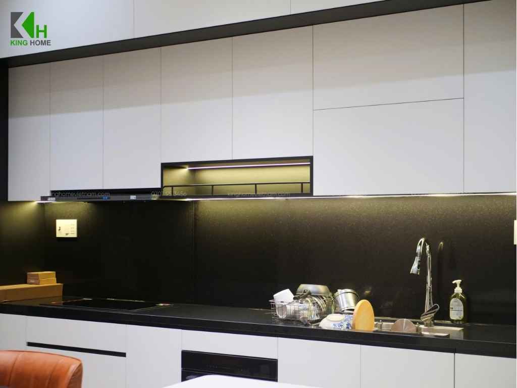 Khu vực bếp được thiết kế theo dạng bếp chữ I chạy dọc tường, tận dụng tối đa chiều dài mặt bằng