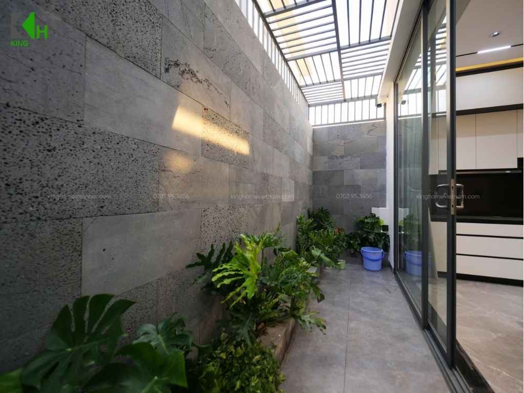 Đặc biệt, hệ cửa kính lớn phía sau bàn ăn giúp không gian bếp luôn có sự thông thoáng và kết nối với khoảng xanh bên ngoài