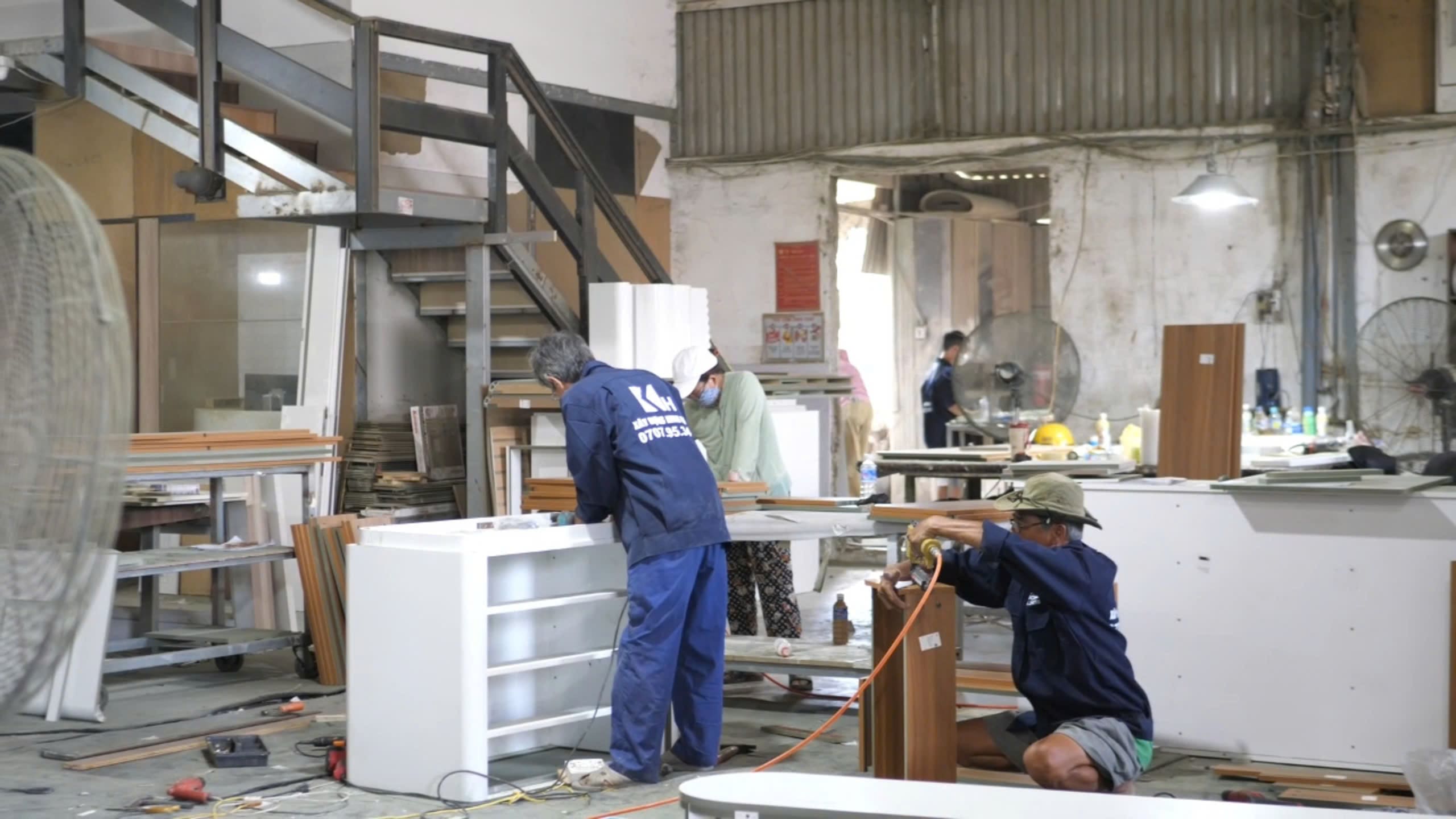 Xưởng mộc 2.000 m² tại Quy Nhơn: Sản xuất khép kín, chủ động kiểm soát chất lượng từng chi tiết và đảm bảo tiến độ thi công nội thất.