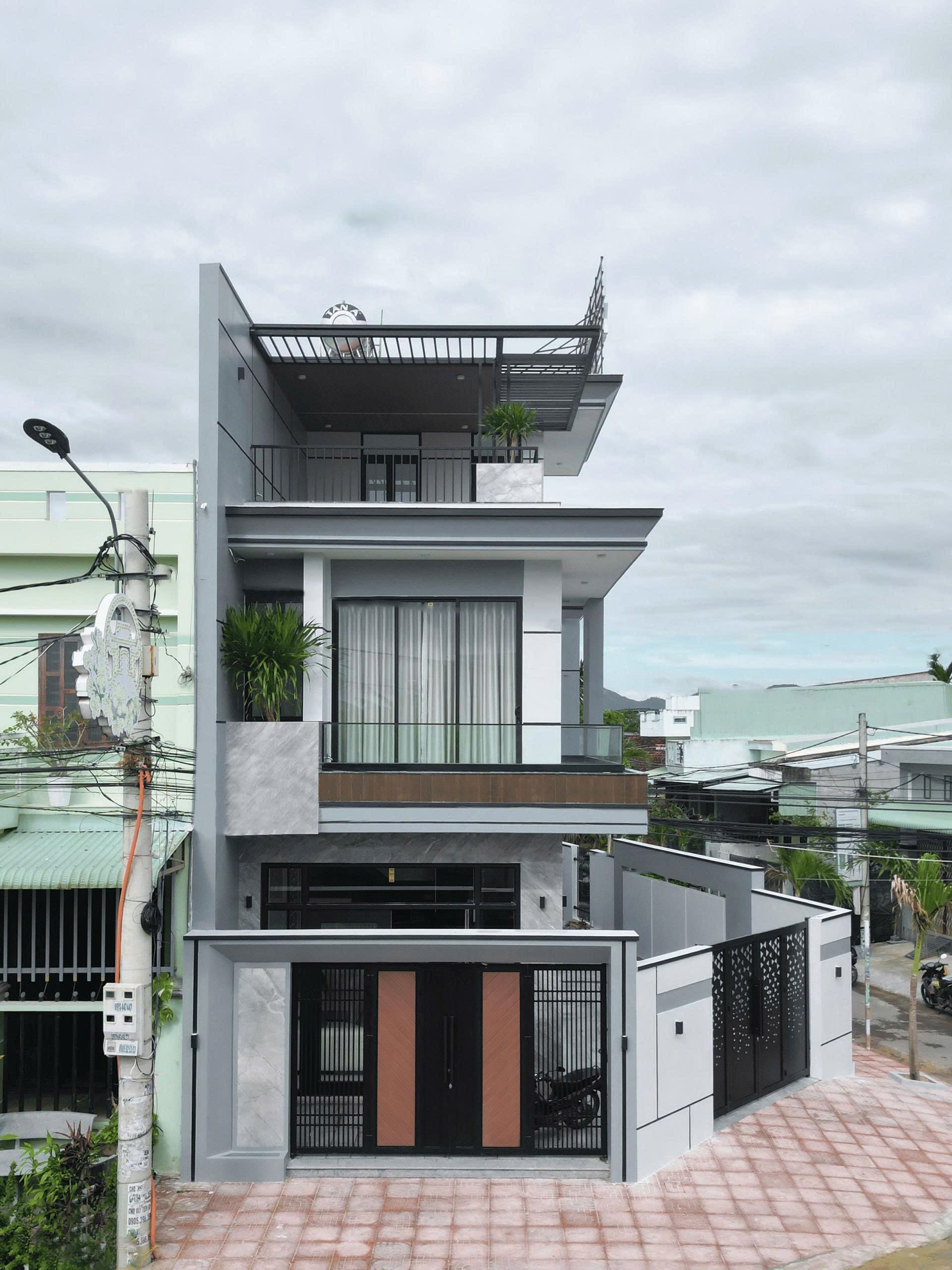 Nhà 3 tầng hình thành từ những đường nét kiến trúc tinh tế - H's House