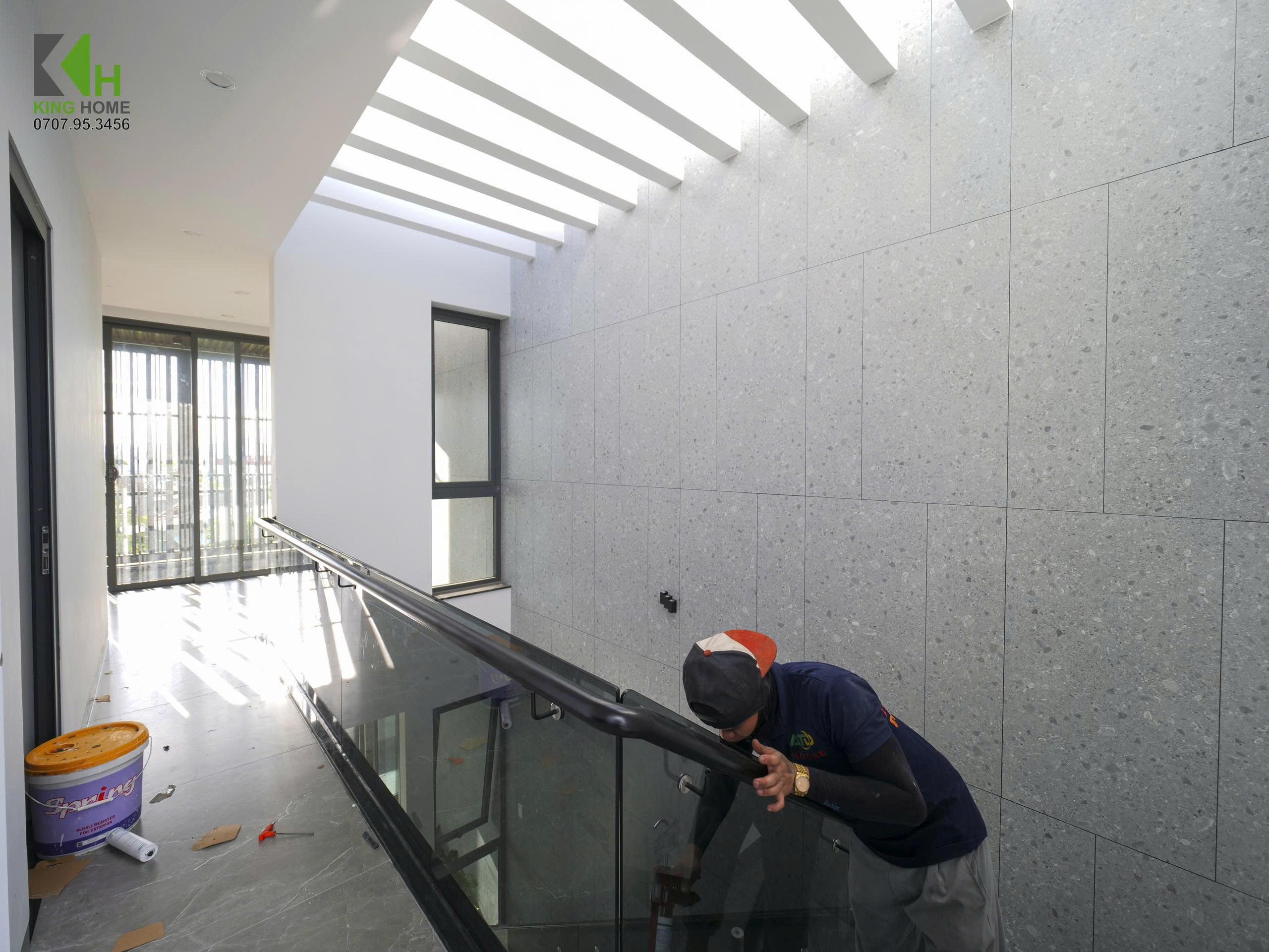 Trong dịch vụ thi công hoàn thiện nhà phố, King Home cung cấp nhân công và vật tư để hoàn thiện đồng bộ các hạng mục,