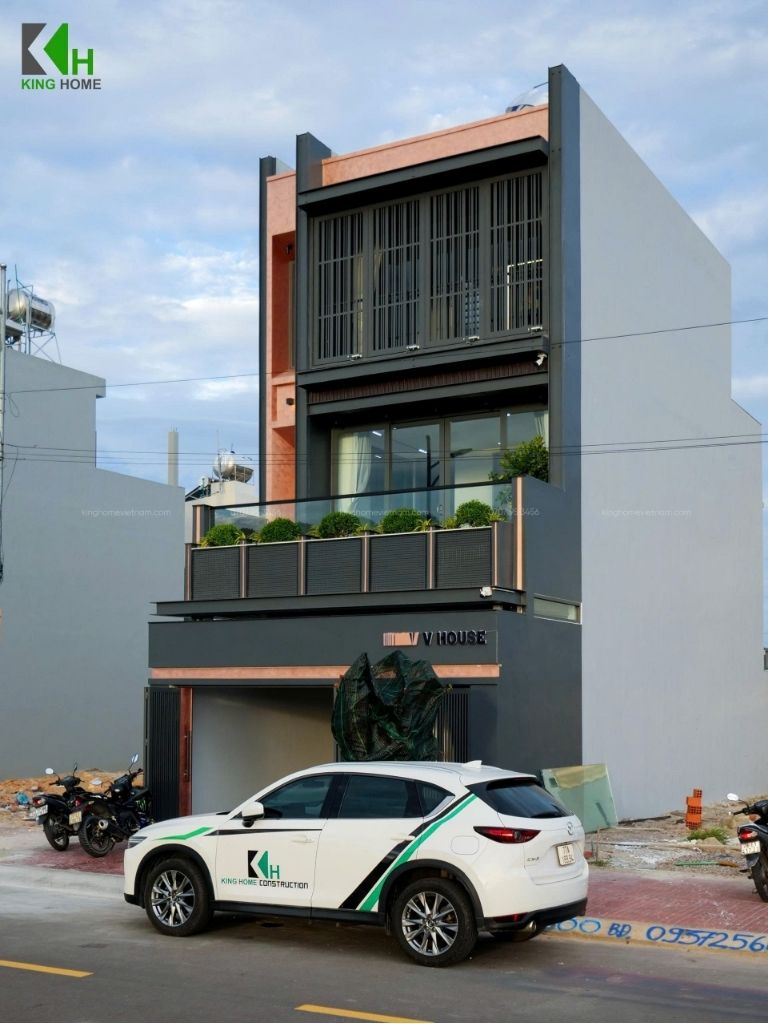 Ngay từ mặt tiền, nhà 3 tầng đã tạo được ấn tượng bởi phong cách hiện đại, mạnh mẽ nhưng không phô trương.