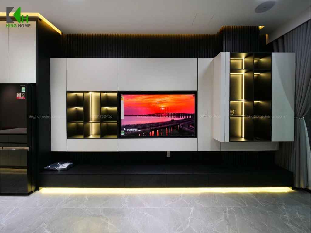 Điểm nhấn nổi bật của không gian là mảng tường tivi lớn đối diện sofa.