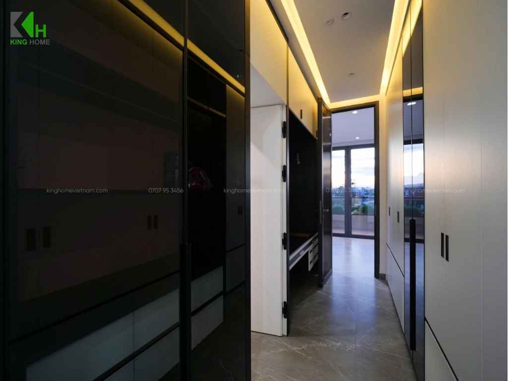 Một không gian đáng chú ý khác là phòng để đồ, được bố trí hệ tủ lớn chạy dọc hai bên lối đi
