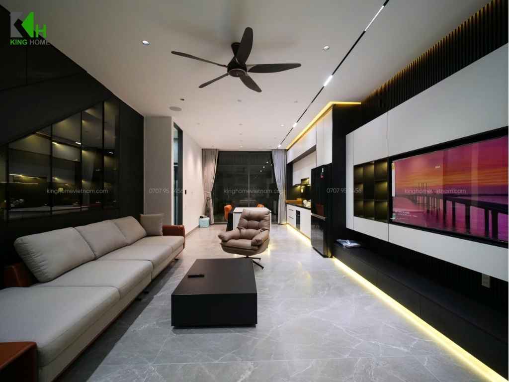 Bước vào phòng khách, cảm giác đầu tiên là sự rộng rãi và thoáng mắt nhờ cách bố trí nội thất gọn gàng