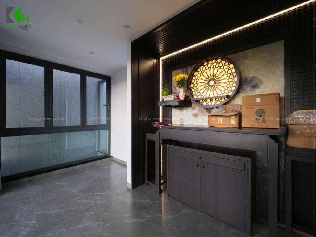 Trên các tầng cao, phòng thờ và khu vực sân thượng được bố trí với sự riêng tư, thoáng đãng.
