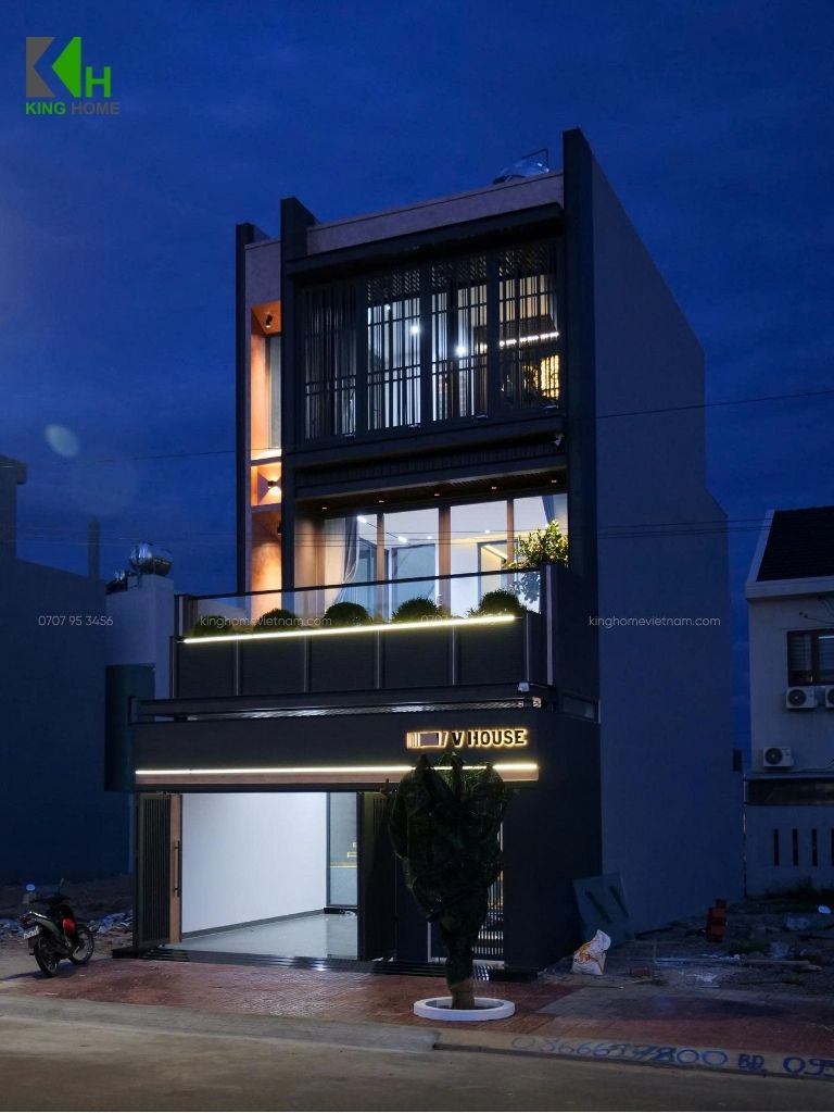 Một chi tiết tạo hiệu ứng thị giác khá rõ là cách KTS tạo các khối nhô, lùi và những đường viền ngang giữa các tầng.