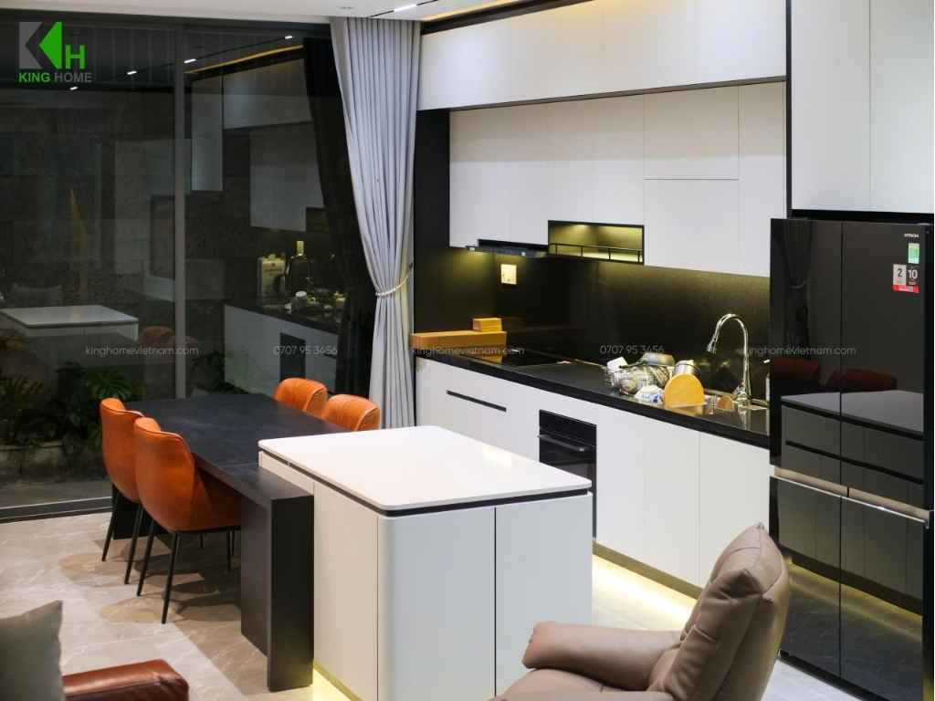 Điểm nhấn của khu vực bếp là hệ tủ hai màu trắng đen với các mảng tủ trên màu trắng và phần tủ dưới, tủ cao màu đen.