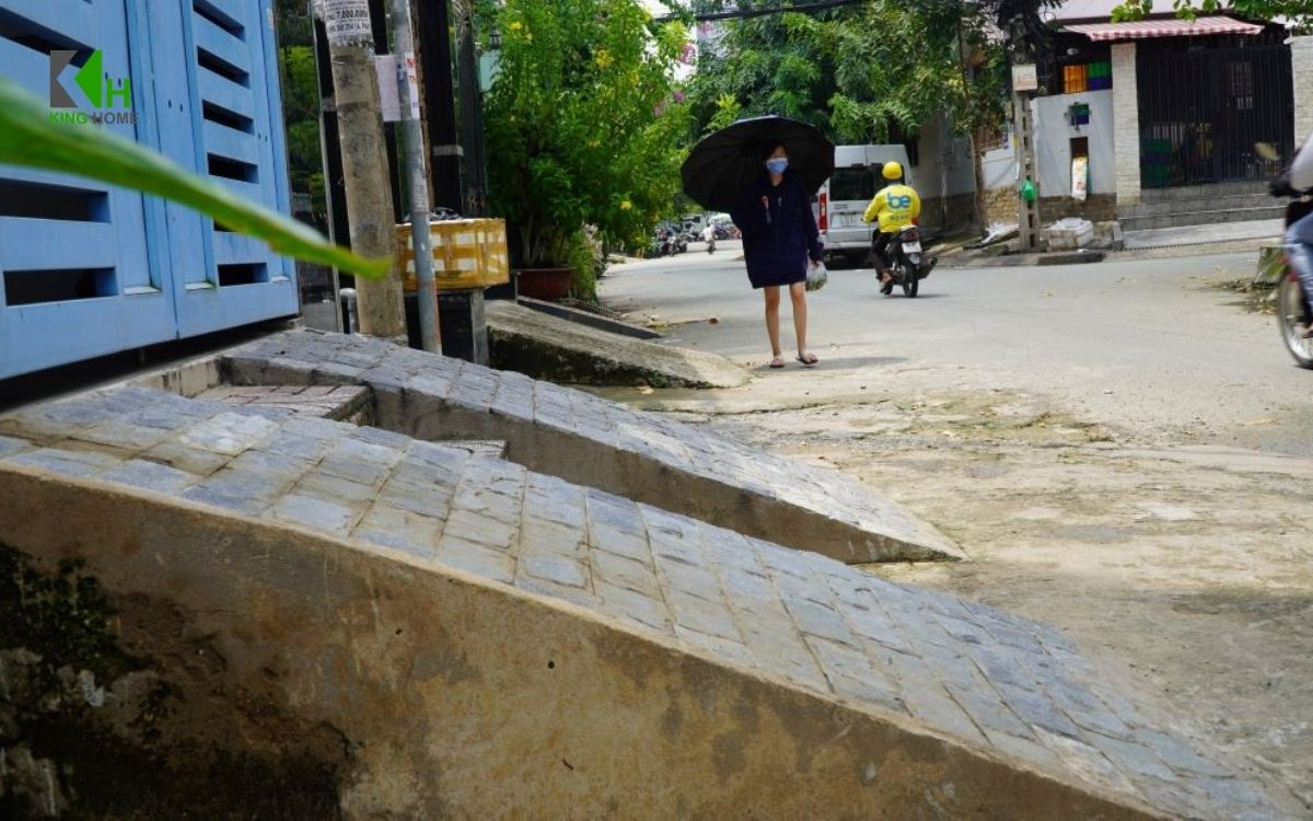 Nền nhà cao hơn mặt đường là cốt nền tầng trệt được nâng cao để chống ngập nhưng cần tính toán hợp lý nhằm đảm bảo thuận tiện trong quá trình sử dụng.