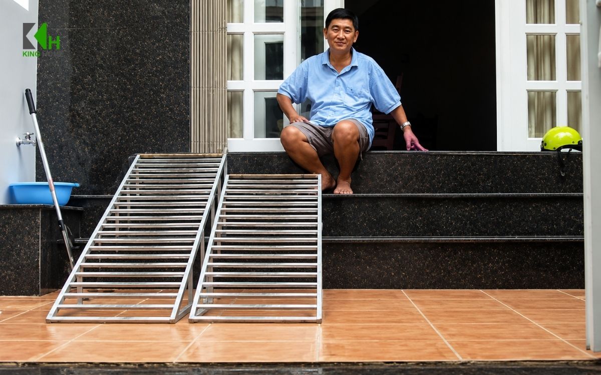 Xây nền nhà quá cao có thể gây nhiều bất tiện trong sinh hoạt như khó đưa xe vào nhà, mất an toàn khi di chuyển và phát sinh chi phí sửa chữa.