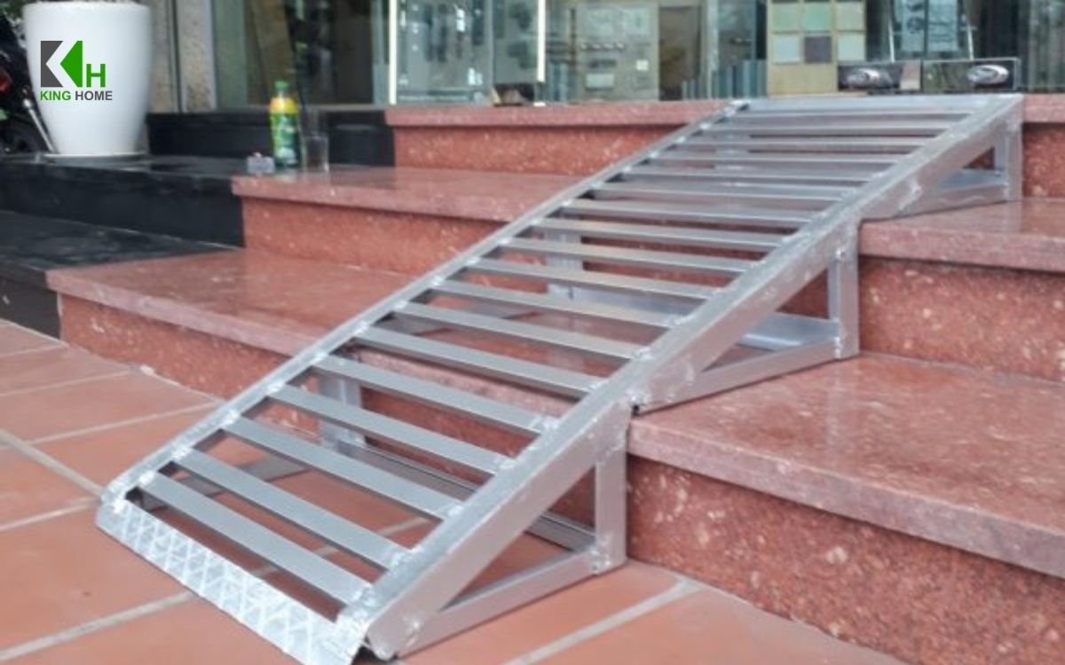 Nếu nền nhà cao hơn mặt đường chưa phù hợp thì có nên hạ nền hoặc điều chỉnh lại hay không?