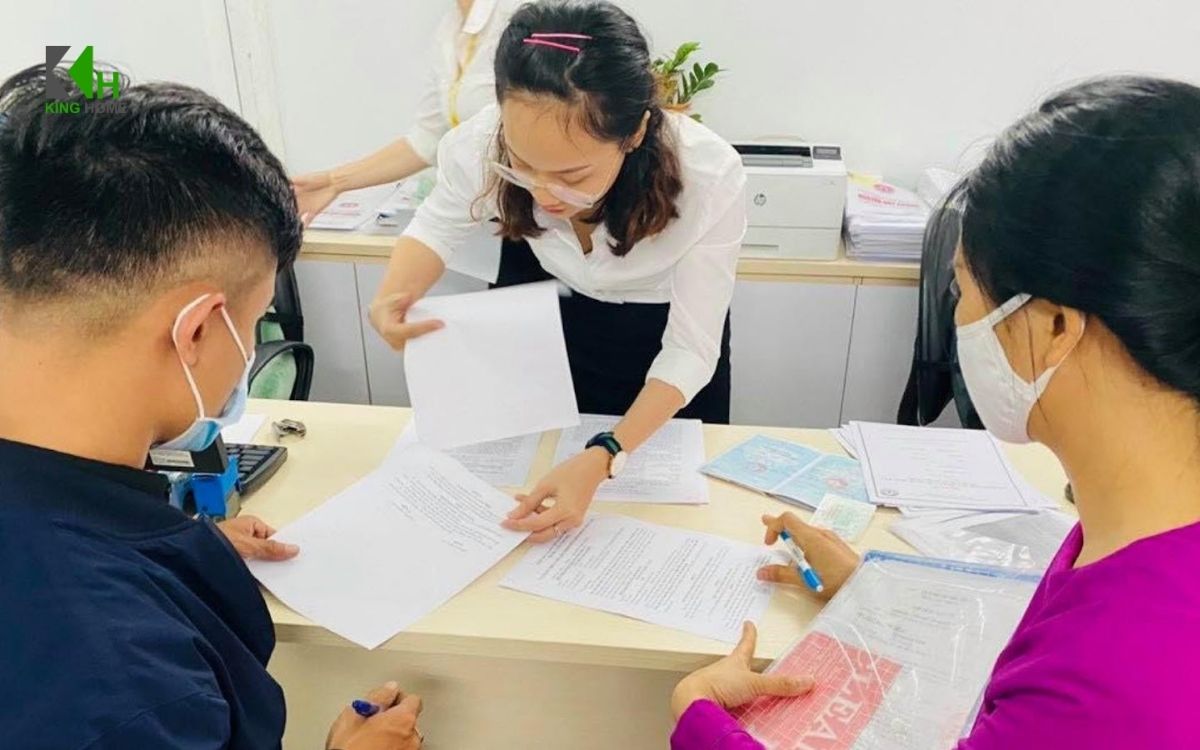 Người dân đến nơi tiếp nhận và trả hồ sơ giấy phép xây dựng tại Ủy ban nhân dân