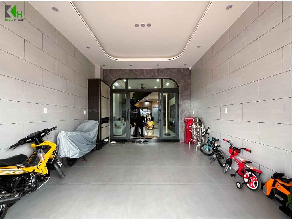 Trước khi bước vào không gian sinh hoạt chính, nhà phố 3 tầng T's House được bố trí khoảng sân phía trước rộng khoảng 5m