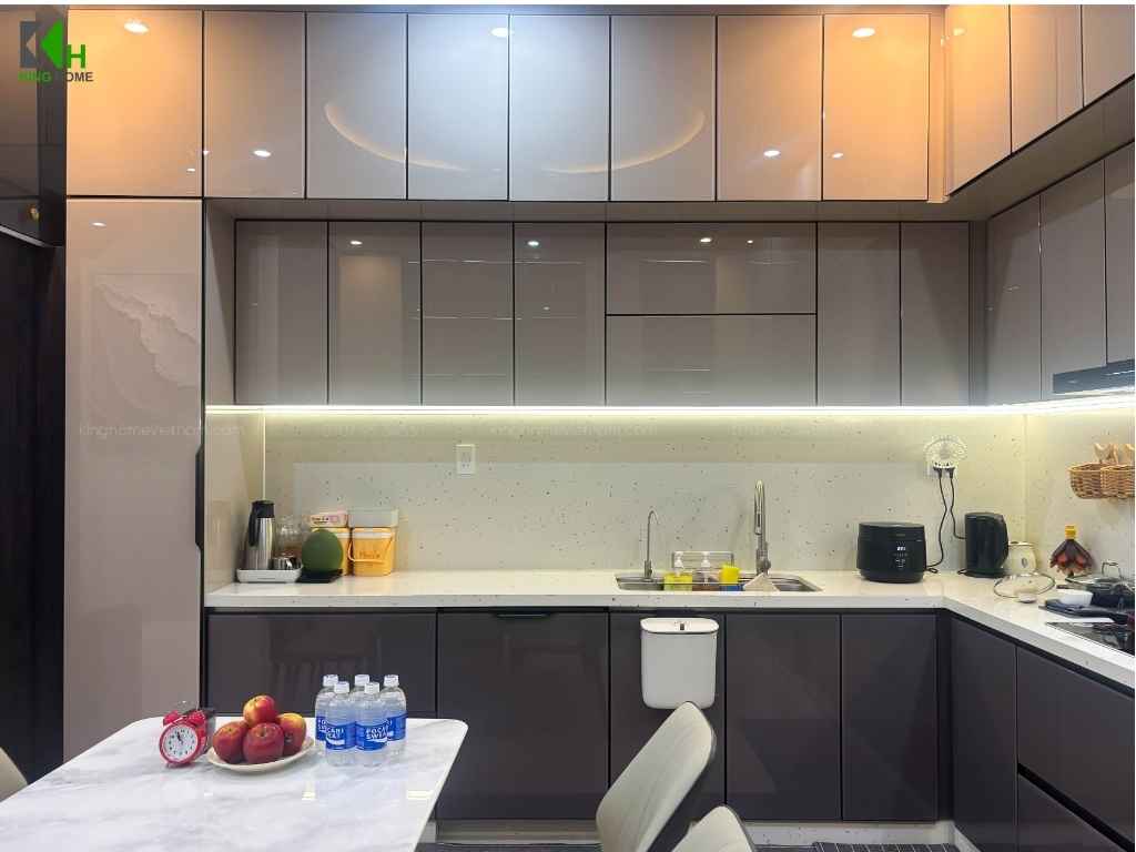 Hệ tủ bếp được hoàn thiện bằng chất liệu inox kết hợp cánh kính, mang đến vẻ ngoài sang trọng