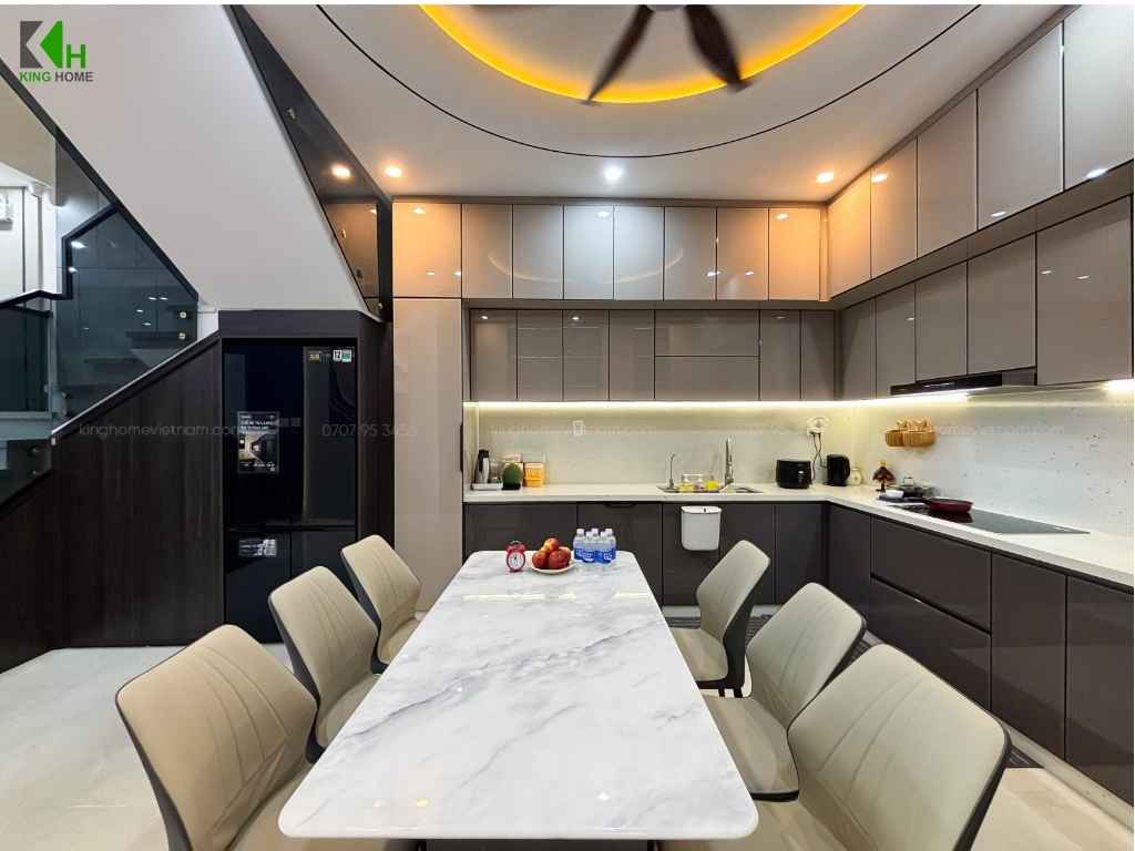 ích thước bàn được bố trí vừa vặn với không gian, đảm bảo đủ chỗ cho các thành viên trong gia đình cùng quây quần trong những bữa cơm hằng ngày