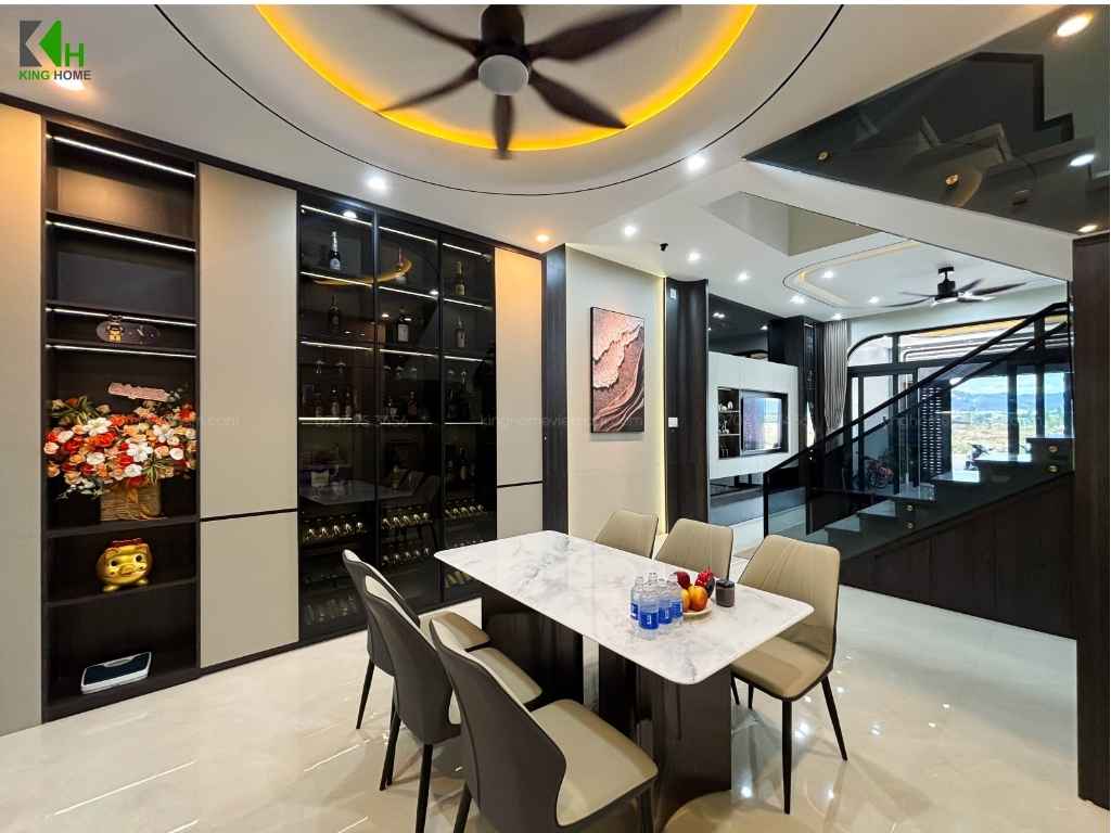 Khu vực cầu thang bên cạnh cũng được chăm chút với một bức tranh trang trí khổ lớn, tạo điểm nhìn ấn tượng ngay từ phòng khách.