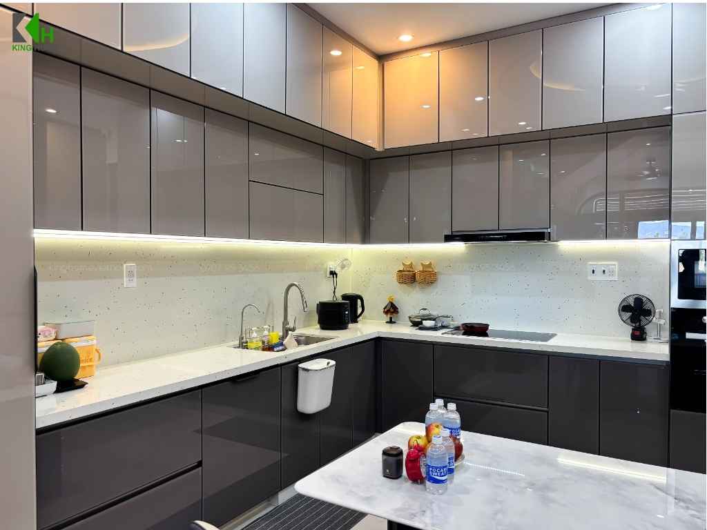 Bề mặt cánh kính phẳng, bóng nhẹ giúp không gian bếp trông thoáng và dễ vệ sinh hơn