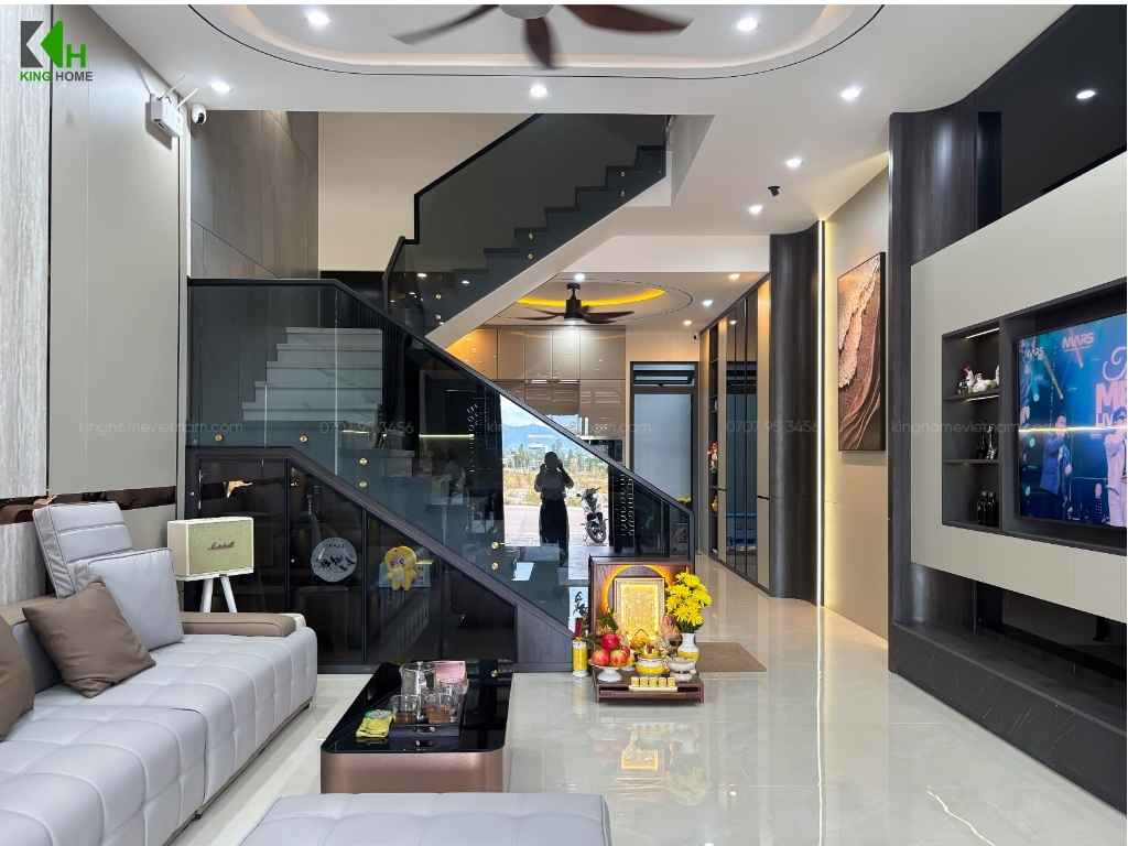 Bên trong nhà phố 3 tầng T's House, không gian phòng khách được bố trí ngay tại tầng trệt với cách tổ chức mở