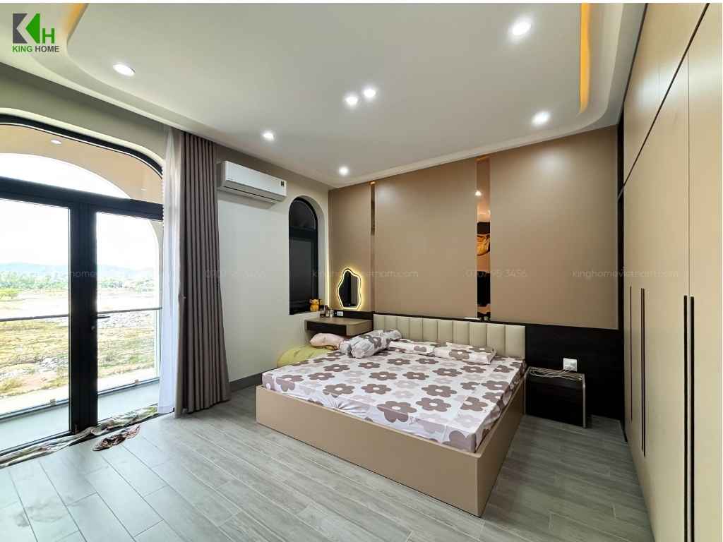 Đặc biệt, phòng ngủ master còn được trang bị hệ cửa hướng trực tiếp ra ban công, giúp không gian nghỉ ngơi có thêm sự kết nối với bên ngoài