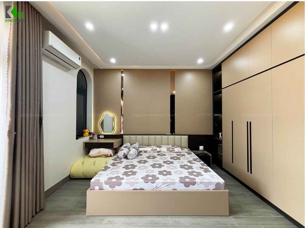 Đầu tiên là phòng ngủ master, được thiết kế theo gam màu be, nâu gỗ và đen, tạo cảm giác ấm áp