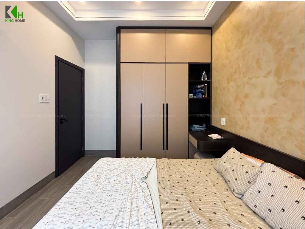Hệ tủ quần áo kịch trần tiếp tục được bố trí trong phòng ngủ này