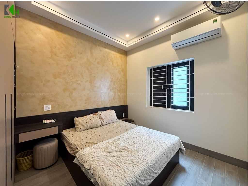 . Bên cạnh đó, một ô cửa sổ lấy sáng được đặt ở phía cuối phòng giúp không gian luôn có sự thông thoáng