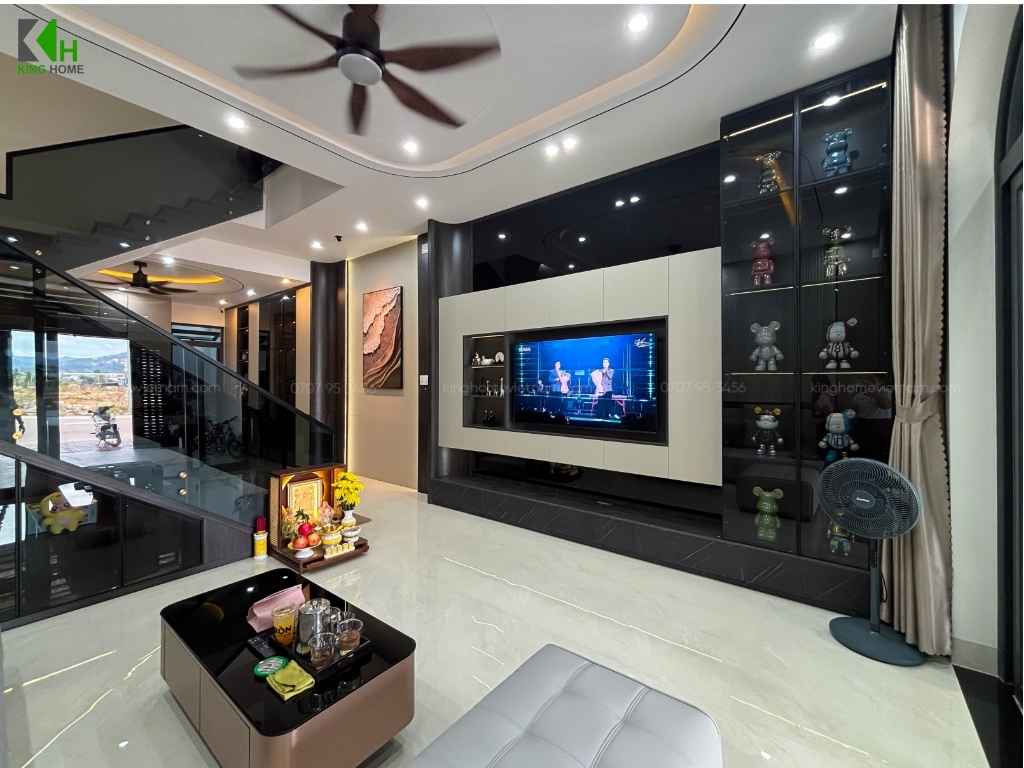 Bên cạnh là hệ tủ kính được gia chủ decor để trưng bày những món đồ yêu thích, giúp tăng thêm điểm nhấn cho phòng khách