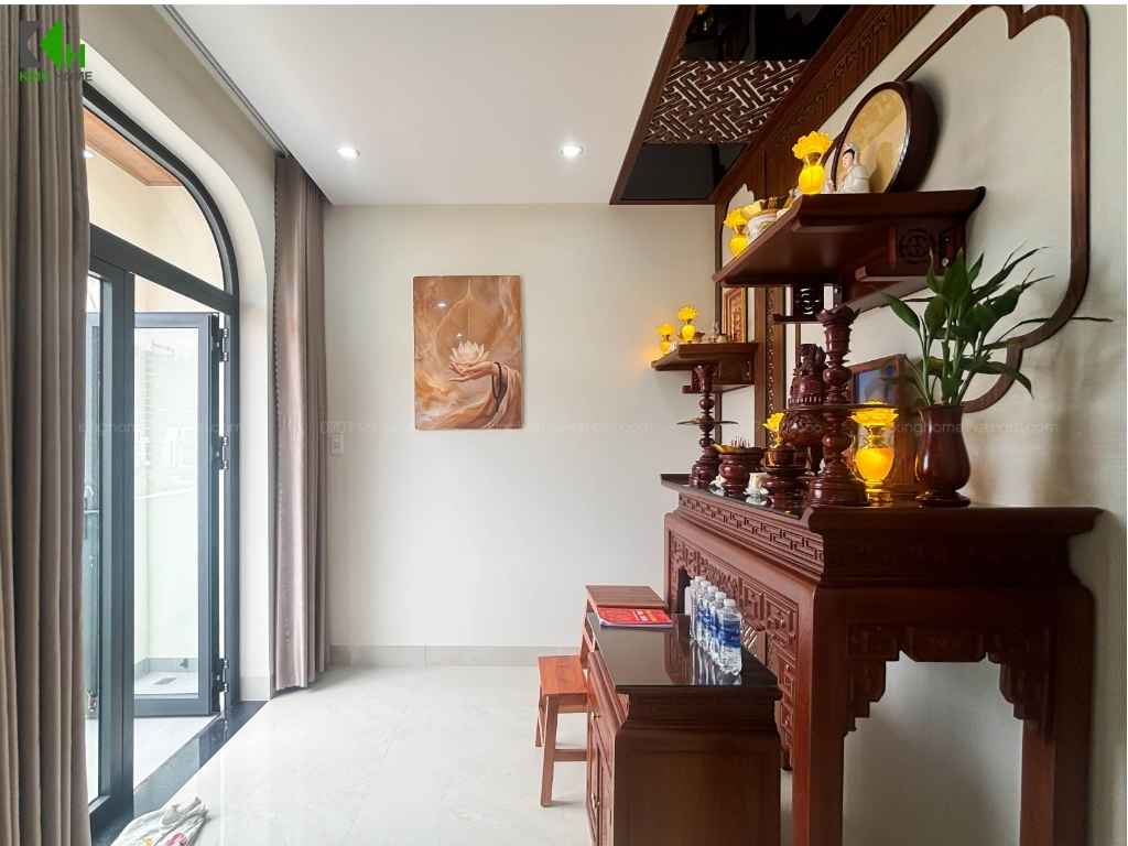 Không gian sử dụng những gam màu trầm ấm cùng cách bố trí nội thất tối giản