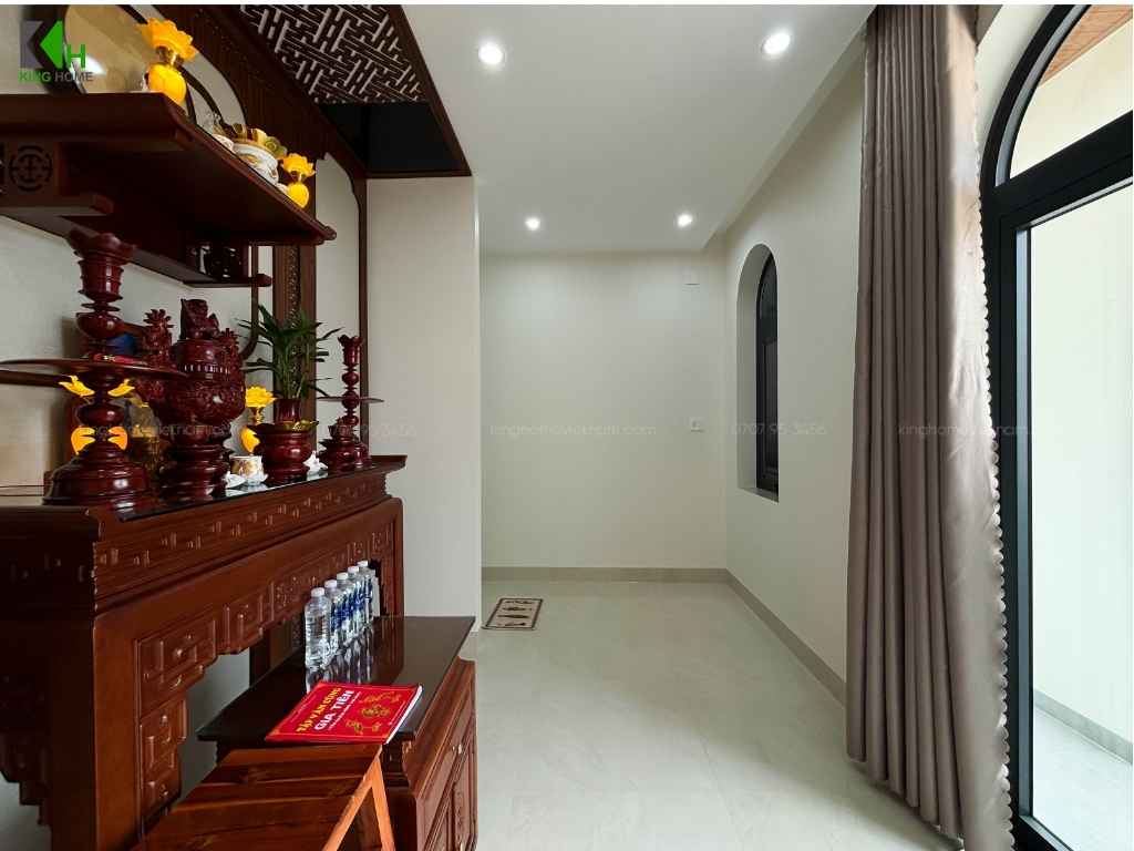 Các chi tiết được tiết chế để phòng thờ vừa trang trọng vừa hài hòa với tổng thể kiến trúc hiện đại của ngôi nhà