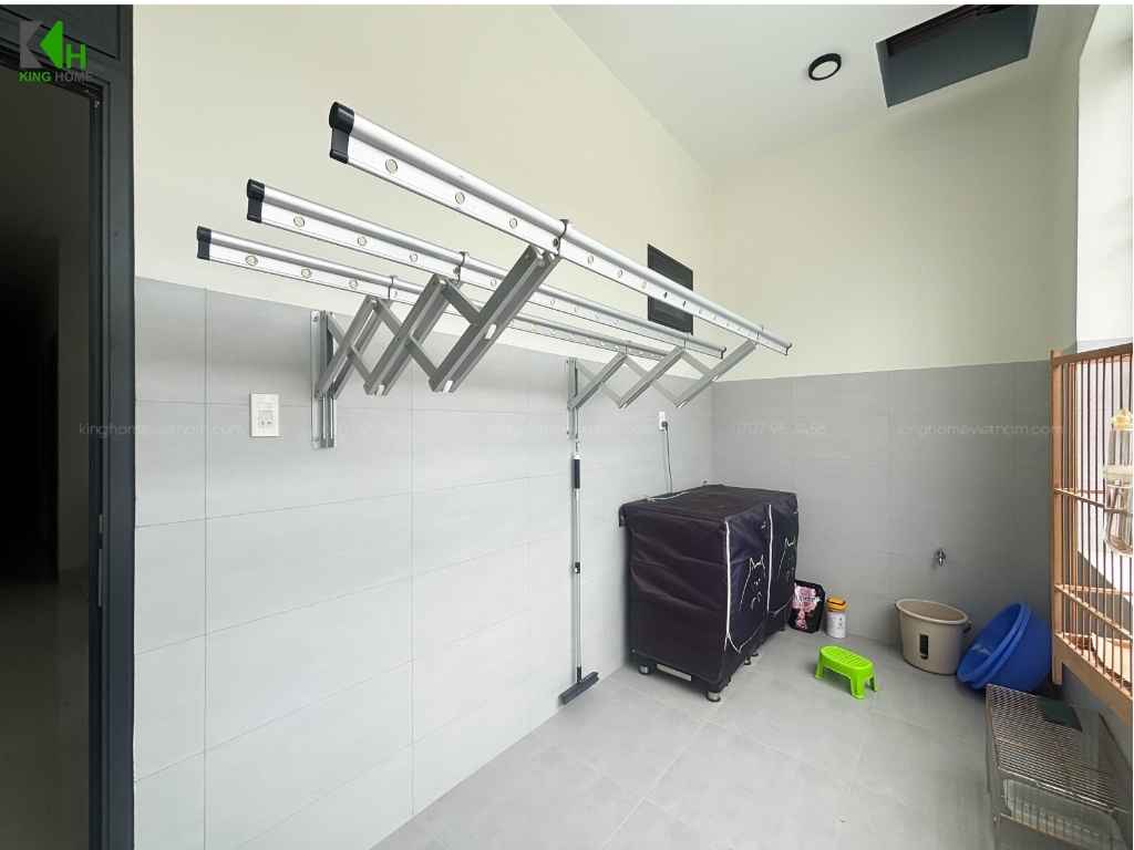 Phía trên là sân giặt phơi, được bố trí tách biệt khỏi các khu vực sinh hoạt chính, giúp việc giặt giũ và phơi quần áo thuận tiện hơn