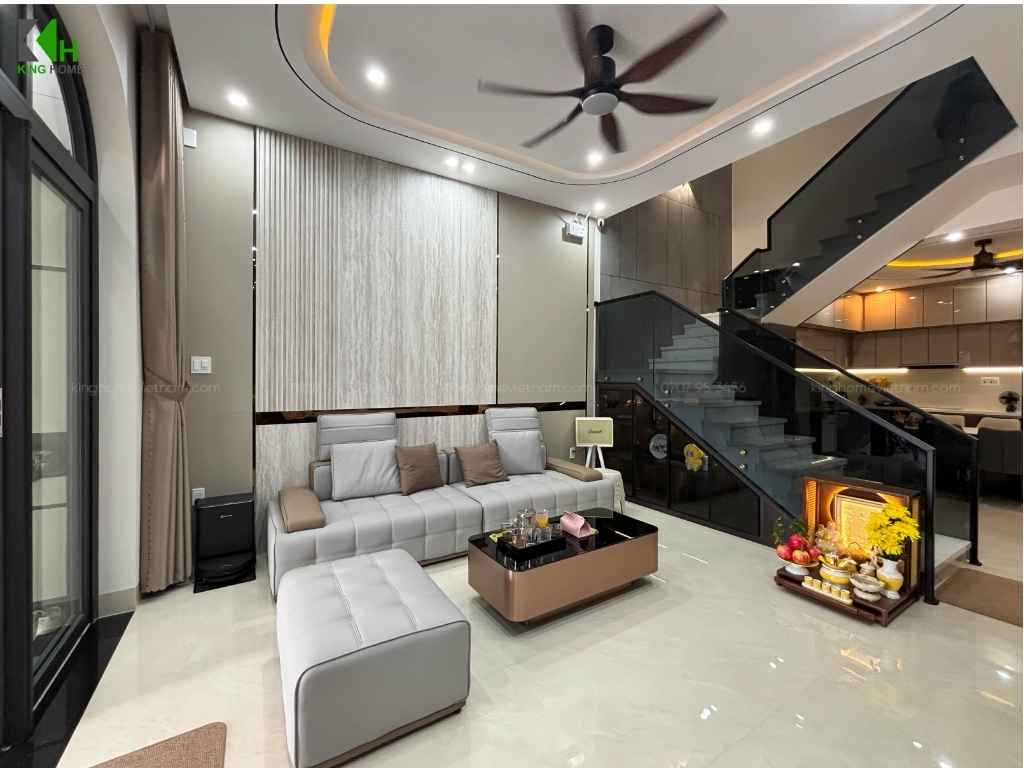 Tông màu trắng, xám và nâu gỗ được tiếp tục sử dụng, giúp nội thất có sự đồng nhất với mặt tiền và giữ trọn tinh thần thiết kế ban đầu.