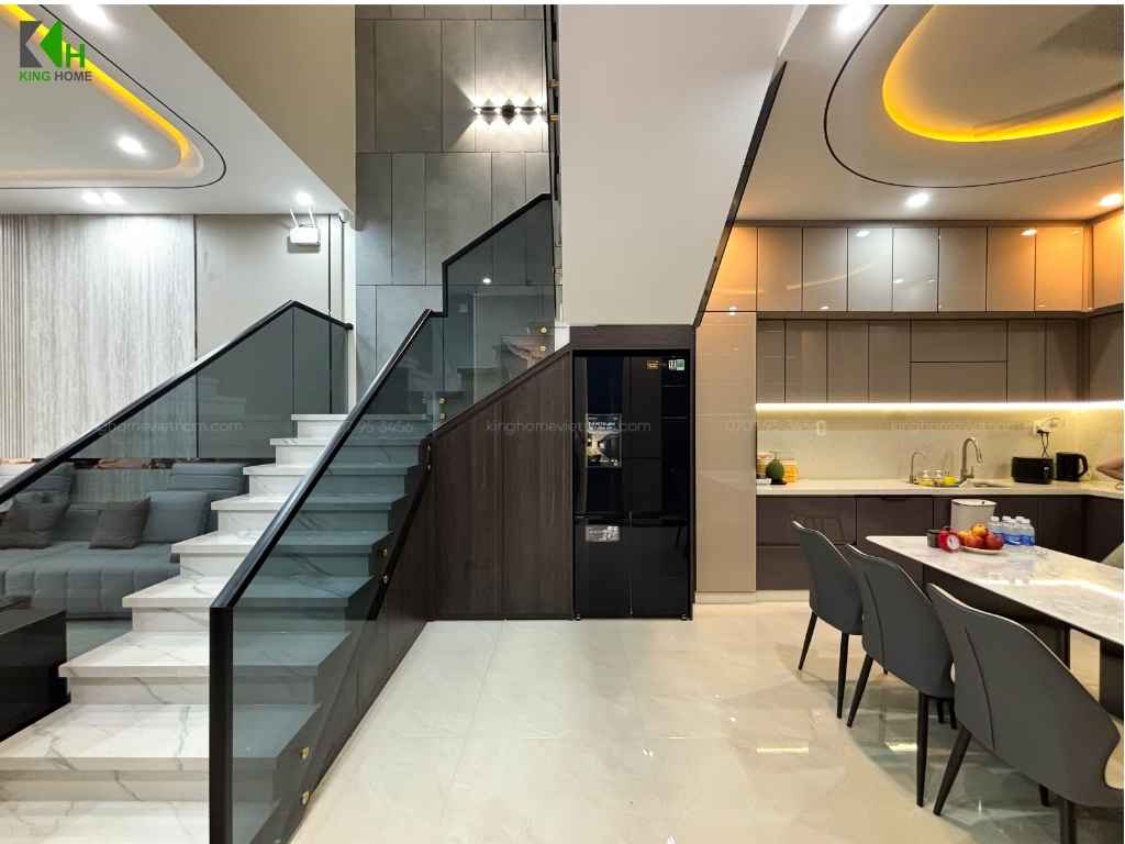 Liền kề phòng khách là khu vực cầu thang, được xử lý như một phần của tổng thể nội thất thay vì chỉ đơn thuần là lối giao thông giữa các tầng.