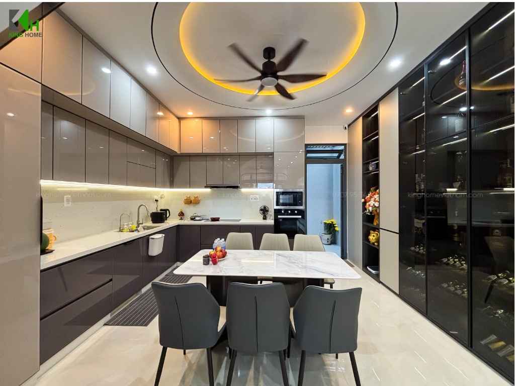 Đi sâu vào phía trong là khu vực bếp và bàn ăn được bố trí theo dạng chữ L, tận dụng tốt chiều sâu 18,5m của khu đất.