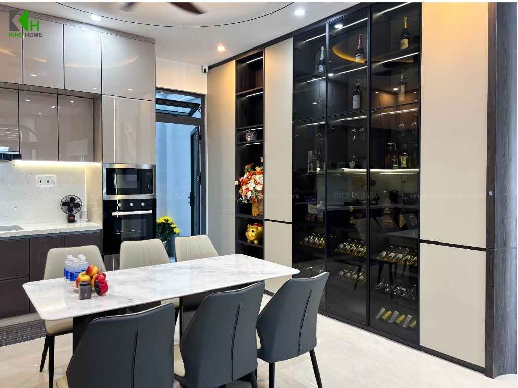 Đối diện khu vực bếp là hệ tủ kính lớn được gia chủ sử dụng để trưng bày và sắp xếp những món đồ yêu thích