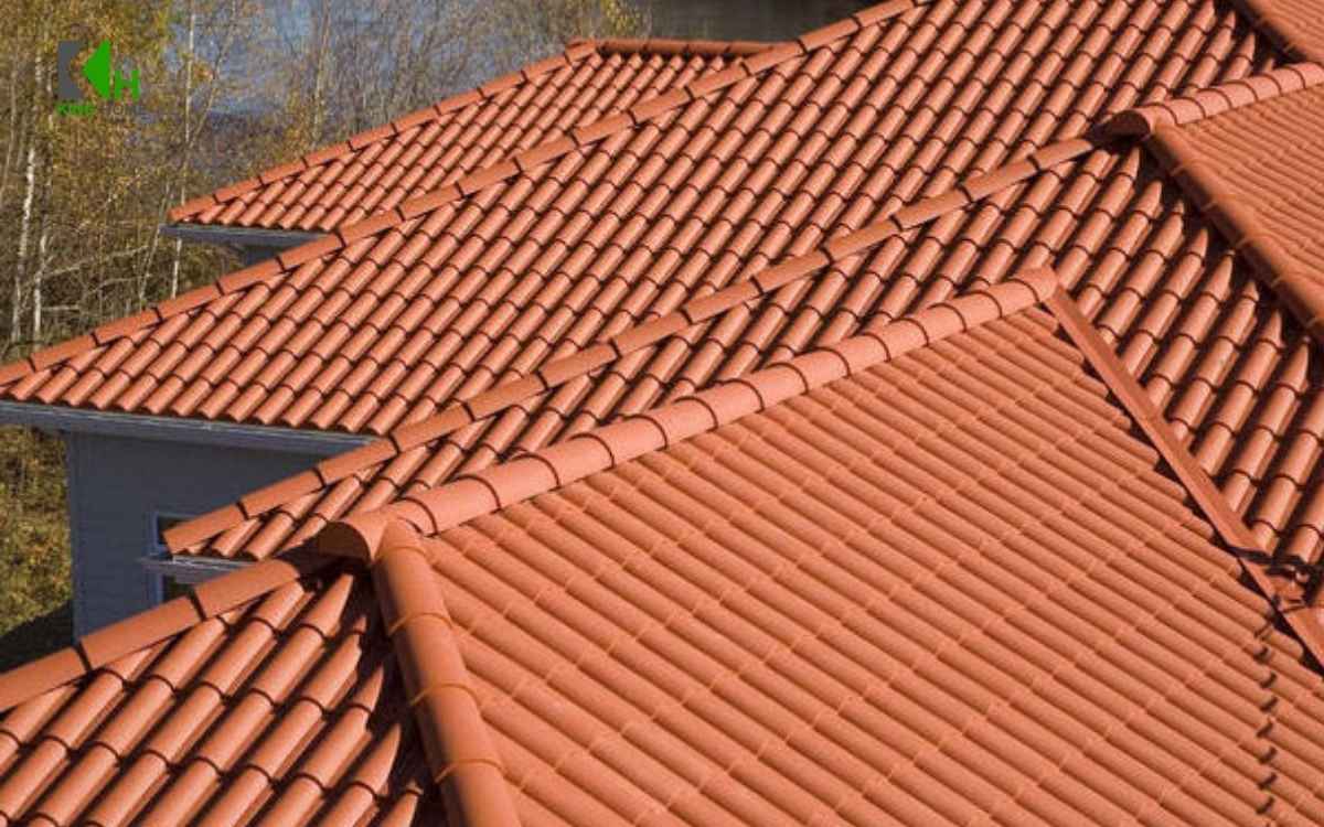 Mái ngói có chi phí đầu tư ban đầu cao hơn nhưng mang lại giá trị sử dụng lâu dài nhờ độ bền và chi phí bảo trì thấ