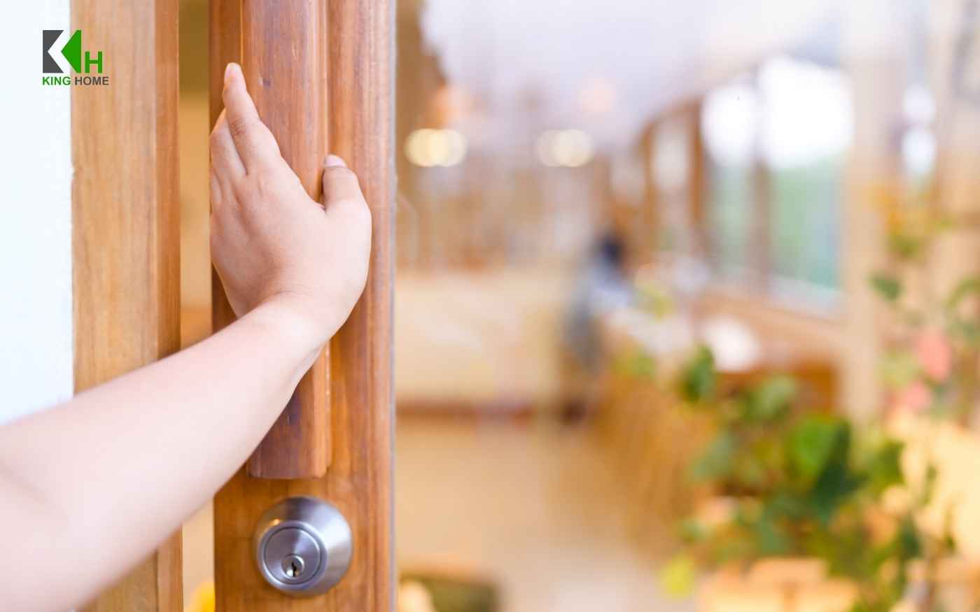 Trước khi bắt đầu xông nhà, gia chủ nên mở cửa chính, cửa sổ và các ô thông gió để khói dễ dàng lưu thông.
