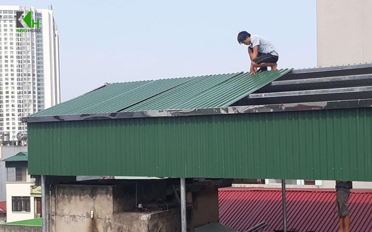 Mái tôn dễ gây tiếng ồn khi mưa lớn nhưng có thể cải thiện hiệu quả bằng các giải pháp cách âm và thiết kế phù hợp