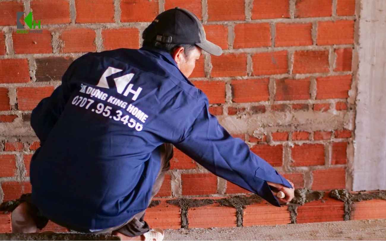 Độ dày tường cần được xác định dựa trên công năng, vật liệu, kết cấu và điều kiện thực tế của từng vị trí trong ngôi nhà