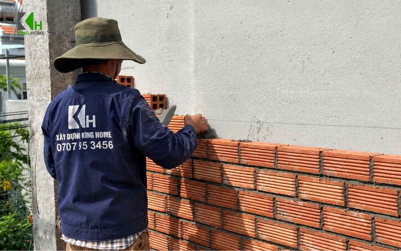 ường giáp nhà liền kề nên chọn theo hiện trạng công trình, khe tách, chống thấm, cách âm