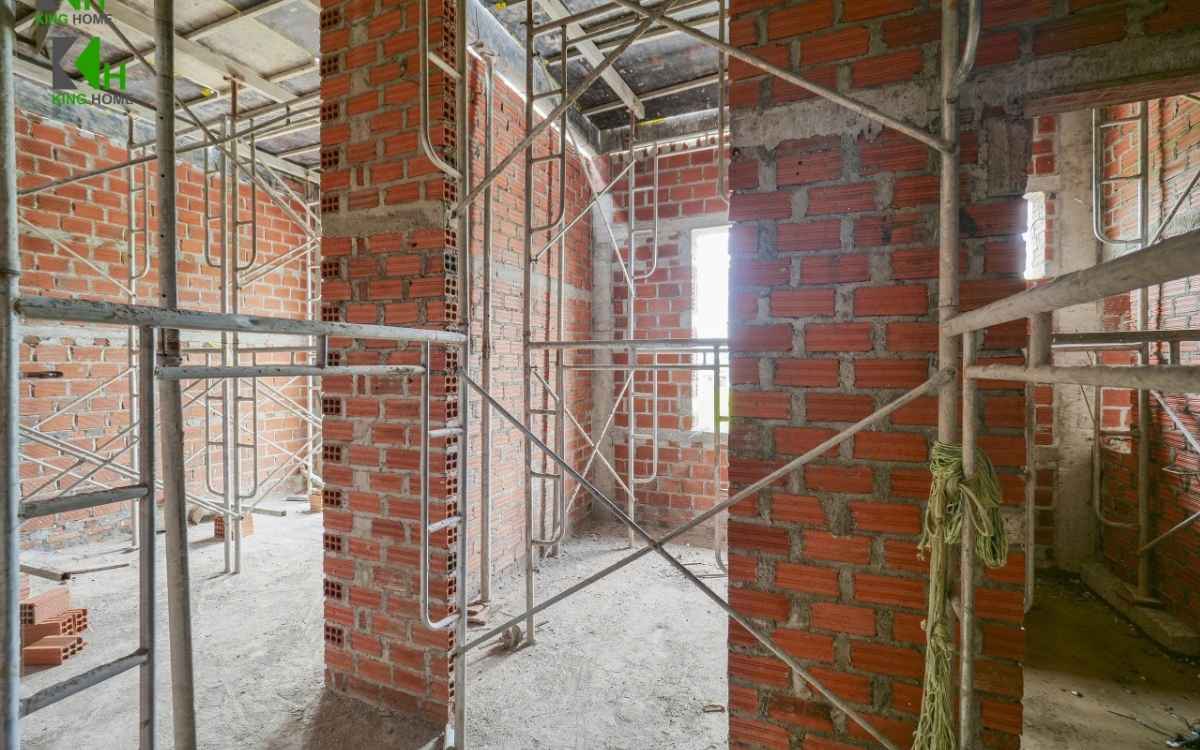 Tường 10 có chiều dày mỏng nên khả năng chịu tác động từ rung động và biến dạng của hệ kết cấu sẽ nhạy hơn so với tường dày.