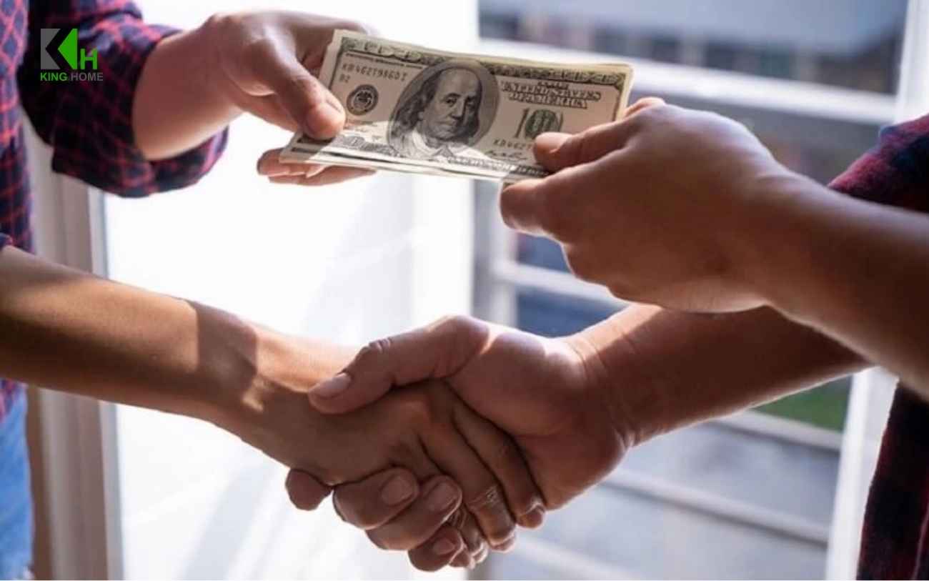 Vay tiền từ người thân, bạn bè có thể là lựa chọn phù hợp nếu gia đình có người sẵn sàng hỗ trợ về tài chính.