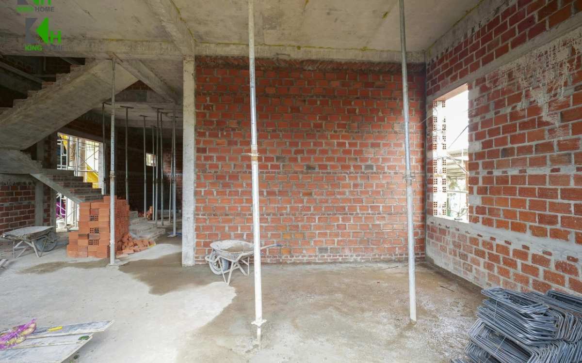 Tường 10 có ưu điểm nhẹ, tiết kiệm vật liệu và diện tích nhưng hạn chế hơn về độ cứng, cách âm