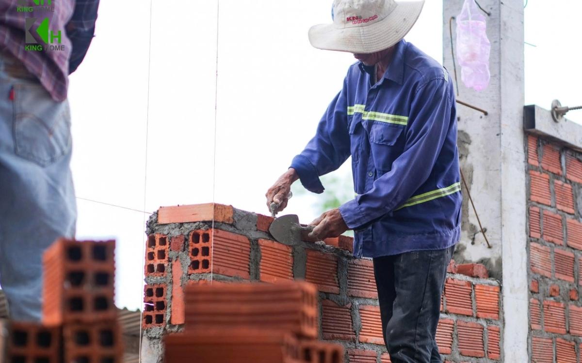Nhìn về tổng chiều dày, hai tường 10 đặt cạnh nhau có thể cho kích thước gần tương đương một tường 20.