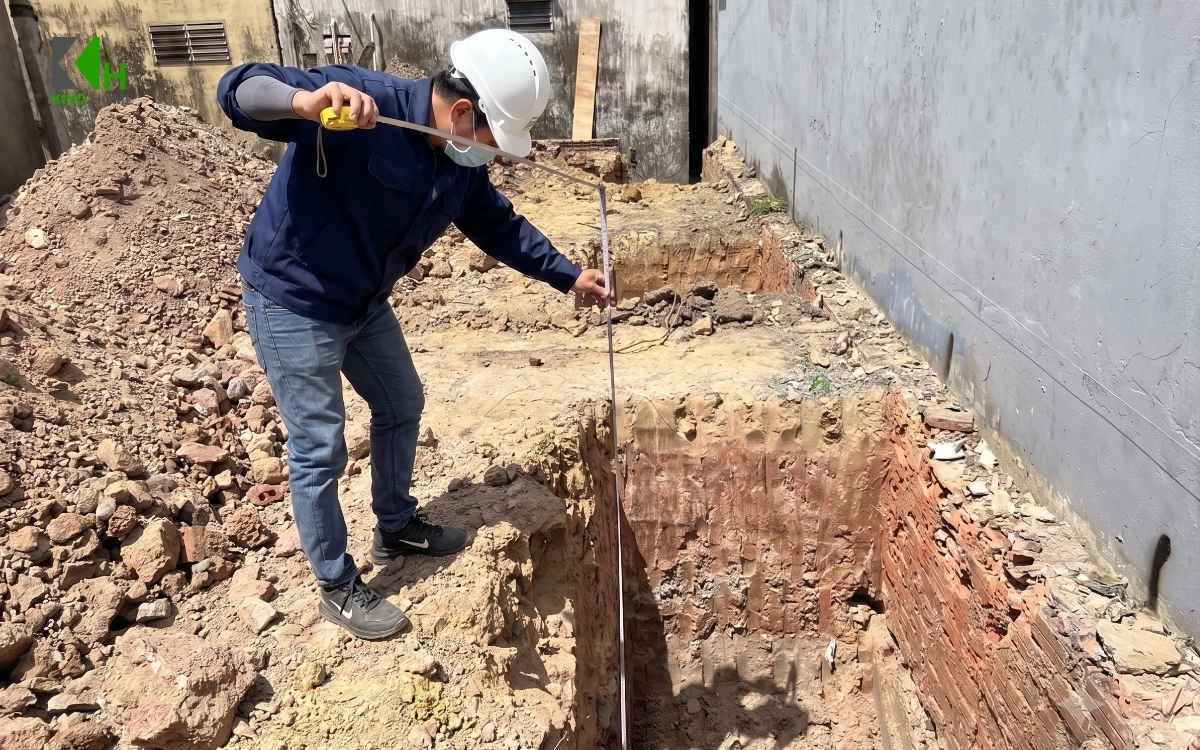 Kỹ thuật tiến hành định vị tim trục, xác định vị trí và kích thước từng móng trước khi đào.