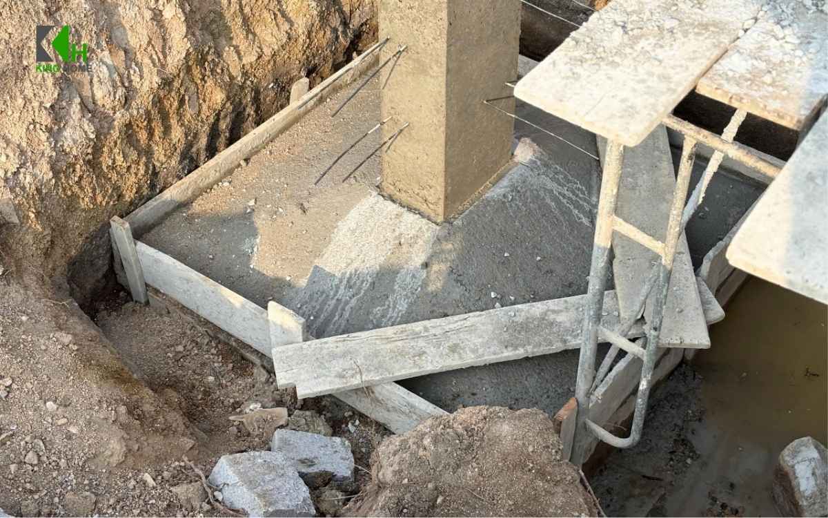 Sau khi kiểm tra cốt thép, cốp pha và các chi tiết liên quan, bê tông móng được tiến hành đổ theo trình tự phù hợp