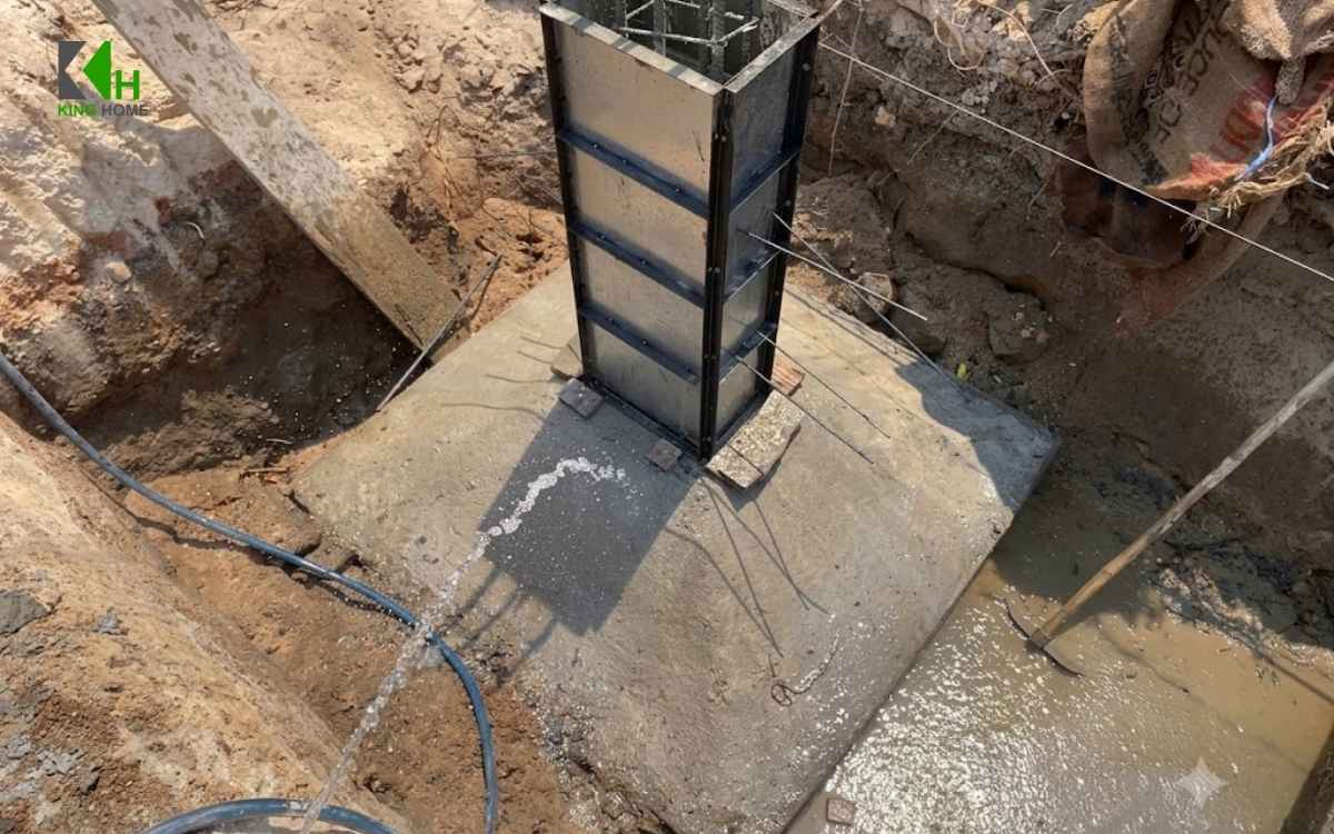 Sau khi đổ, bê tông cần được bảo dưỡng đúng phương pháp và trong thời gian phù hợp nhằm hạn chế mất nước quá nhanh